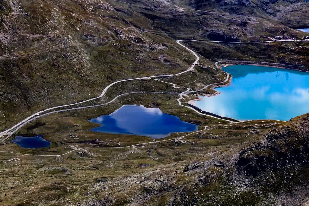 Escursioni dal Passo del Bernina: Esplorare i Dintorni con Lago Nero e Lago Bianco Escursioni dal Passo del Bernina: Esplorare i Dintorni con Lago Nero e Lago Bianco